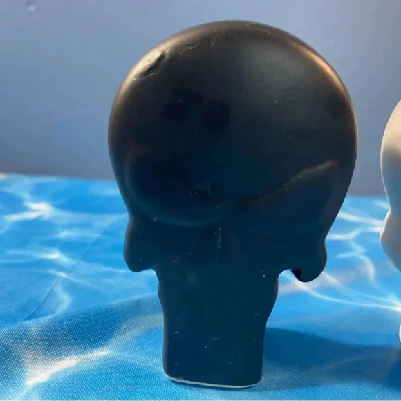 Marvel The Punisher - Black & White Skull Logo Ceramic Salt & Pepper Shaker Set - Picture 4 of 11